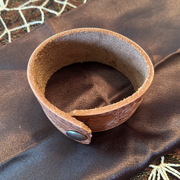 Stamped genuine leather cuff - Picture 7 of 7